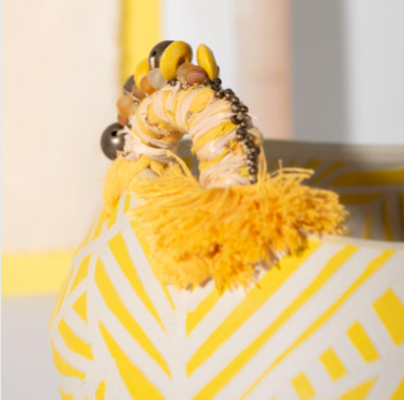 Schale/Korb, gelb/weiß mit Henkeln, Perlen und Bändern